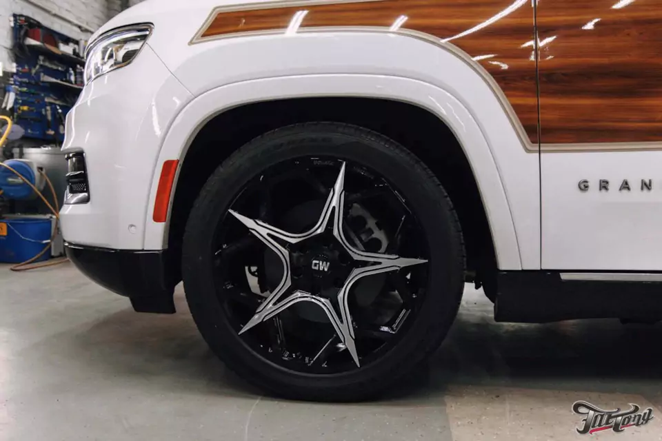 Фирменный шиномонтаж с адаптацией и балансировкой на стендах Hunter для Jeep Grand Wagoneer. Собираем новый комплект!